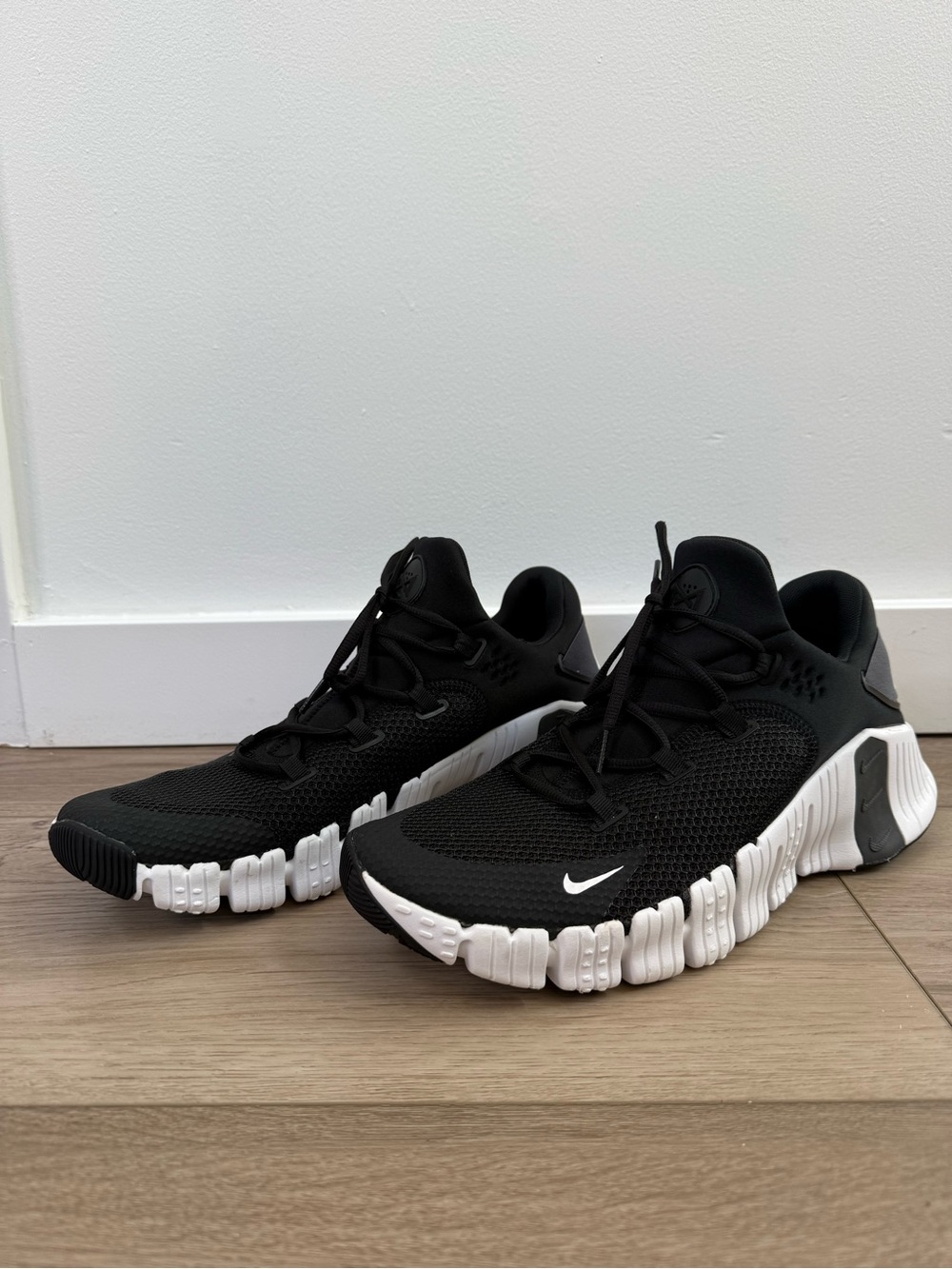 Nike Men’s Black and White Adaptive Flex Running Shoes